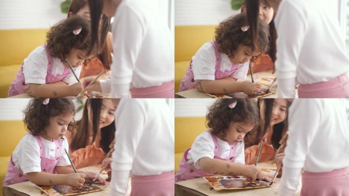 小女孩和妈妈在模型屋画画