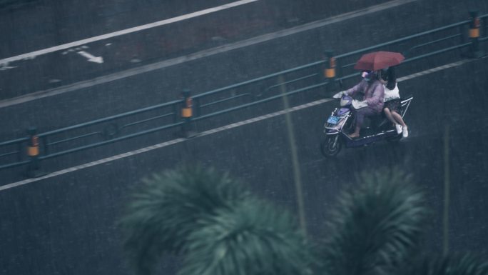 风雨中骑行