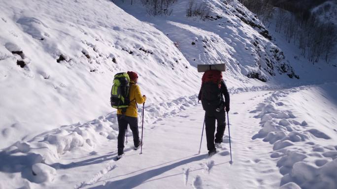 背包客徒步穿越登山雪地徒步