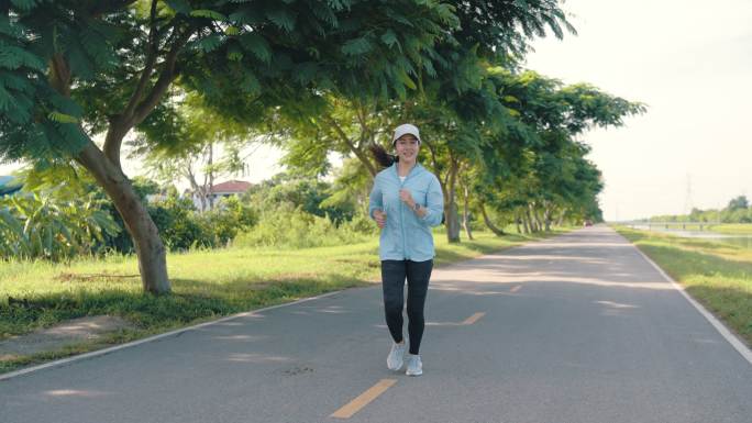 健康的年轻运动女性早晨跑步