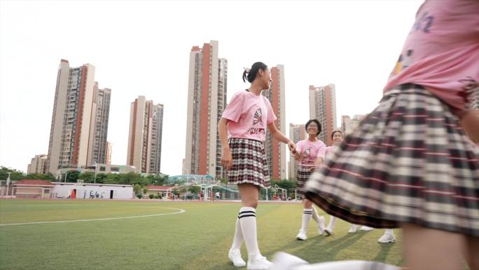 老鹰捉小鸡玩游戏的女孩子