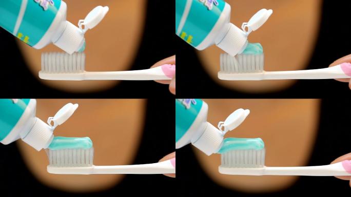 将牙膏按在牙刷上刷牙