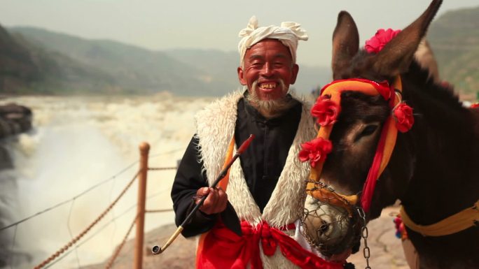 中国成年男子牵着驴子
