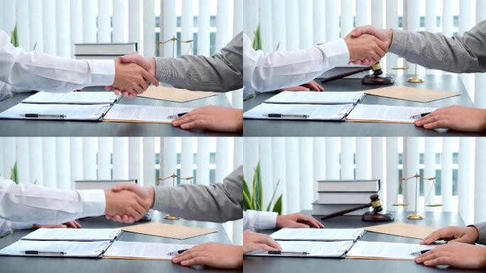 4K视频，男律师在办公室讨论合同协议后与客户握手