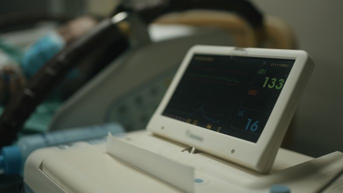 手术室心脏监护仪的特写镜头。ECG监护仪显示孕妇背景心率