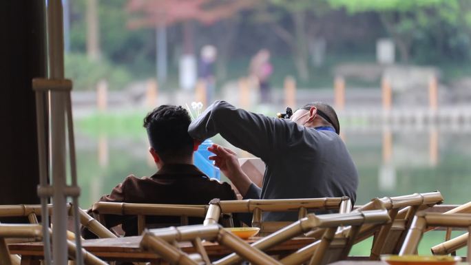 成都人民公园鹤鸣茶馆喝茶掏耳朵的市民