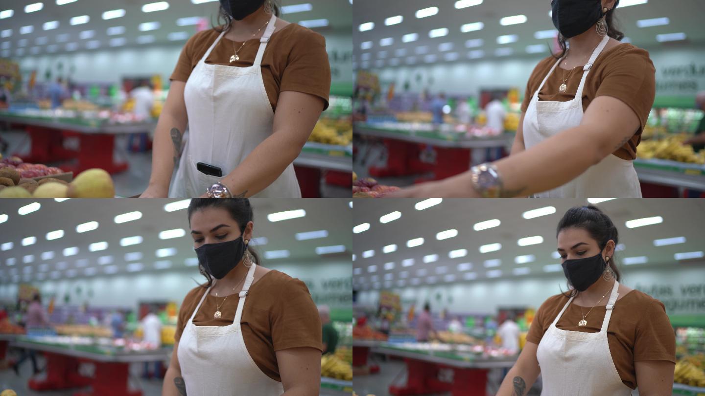 一名戴着口罩的年轻女子在超市整理产品