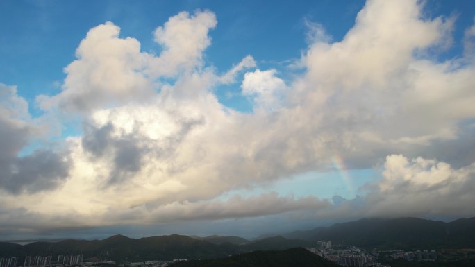 【正版素材】蓝天白云下的彩虹