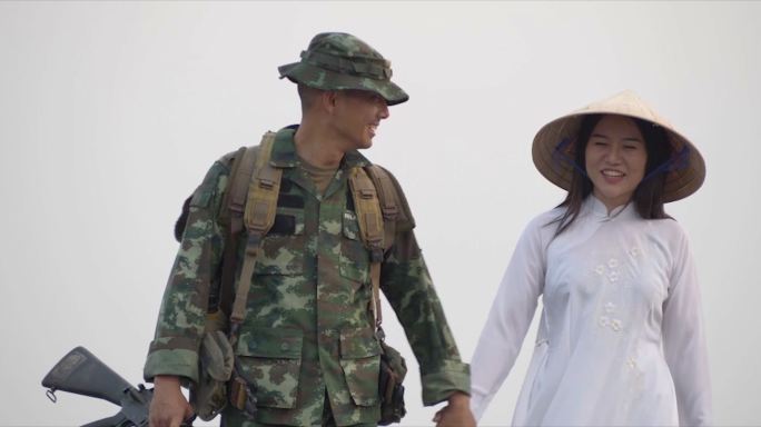 穿着传统白色敖傣服饰的越南传统服装的女子。女朋友拥抱陆军士兵，征兵。