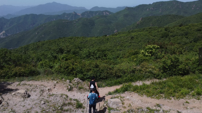 北京阳台山登山徒步的行人航拍