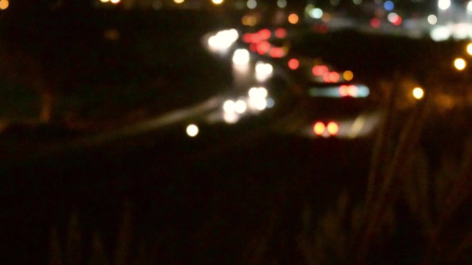 夜间将汽车集中在高速公路上