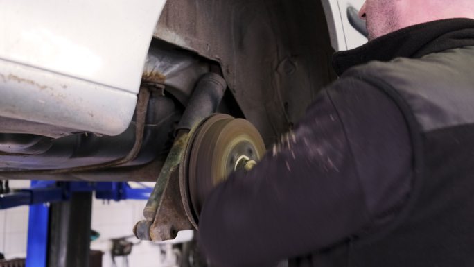 汽车修理工在汽车上安装车轮轴承