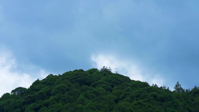 乌云从山头飘过