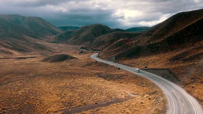 山路气候鸟瞰图自驾游车驶过美景