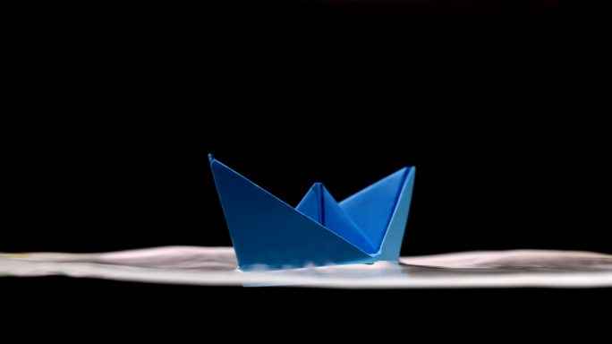 蓝色纸船，在水上蓝色纸船