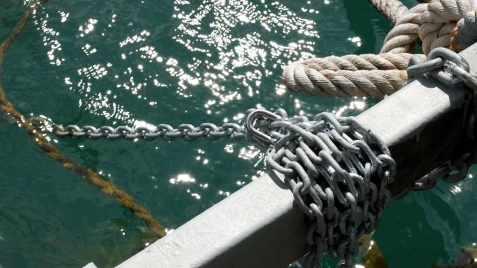 船金属甲板处的紧密系链