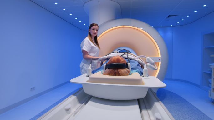 DS护士将女性患者滑入MRI扫描仪