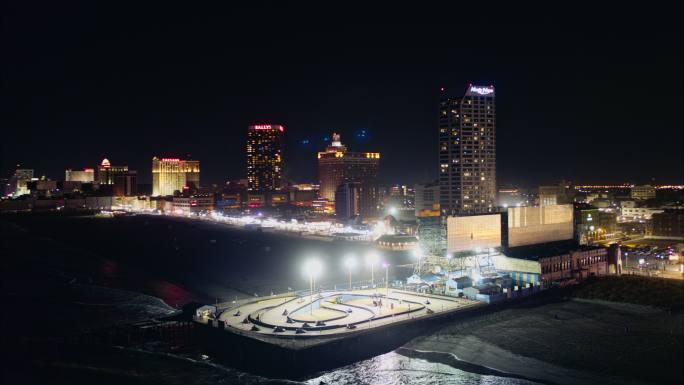 大西洋城市中心海滨的木板路，是美国东海岸著名的赌博中心，码头上有一条手推车赛道。具有宽后向轨道平移相