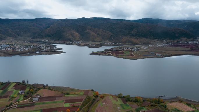 草原牧场湖泊视频香格里拉藏区藏族民房湖水