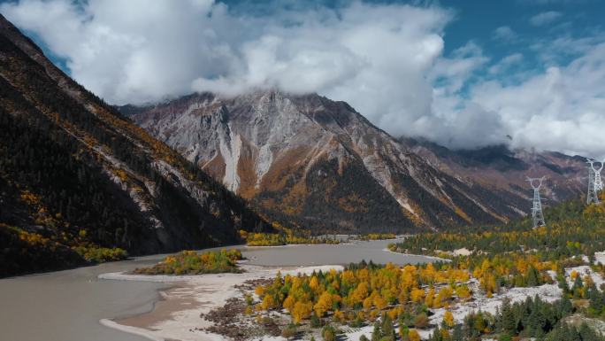 青藏高原云雾湖泊然乌湖水雪山森林