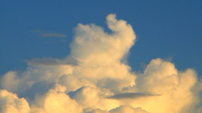 日落时的积云蓝天白云户外运动自然景色