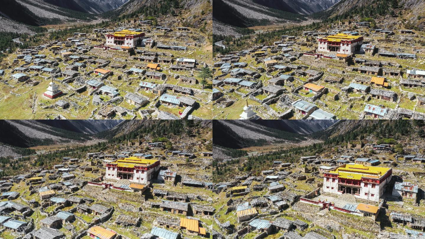 一座古老的藏传佛教寺庙矗立在山脉和山谷之间