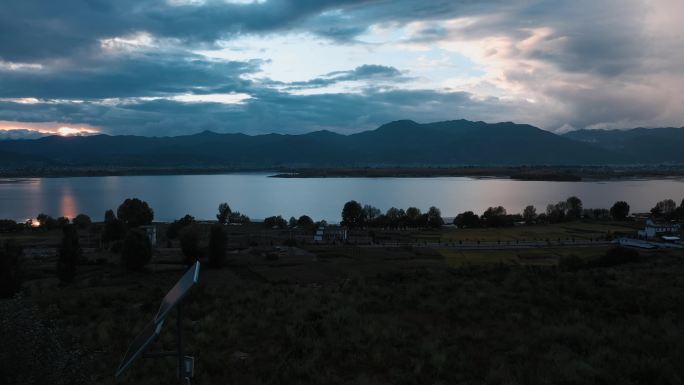夕阳湖泊视频落日黄昏晚霞的高原湖泊