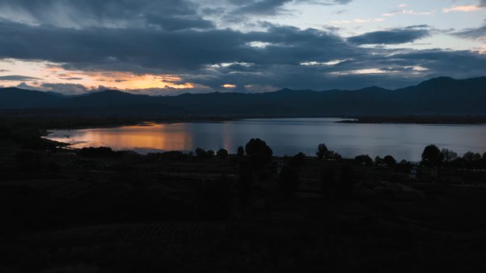 夕阳湖泊视频夕阳里晚霞高原湖泊