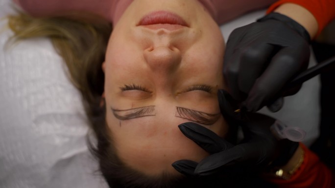 一名女性在永久性化妆过程中的俯视图