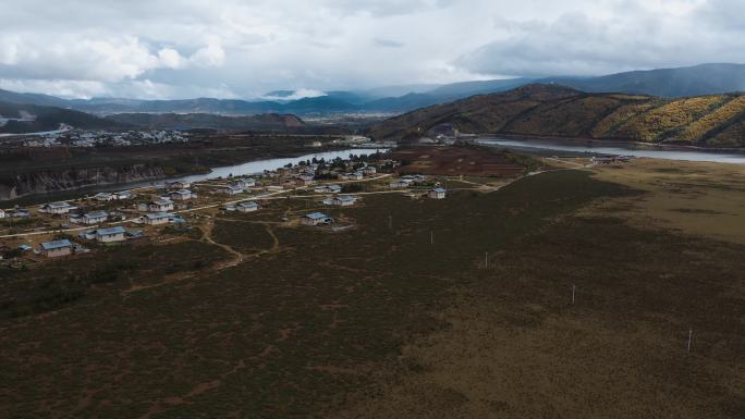 草原牧场视频香格里拉藏区藏族民房湖泊