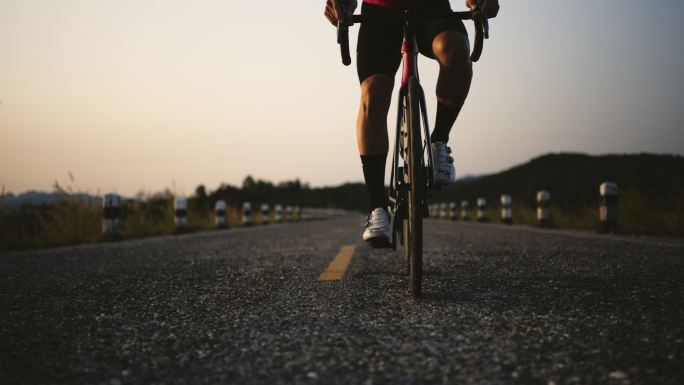 运动员骑公路自行车穿越乡村进行锻炼