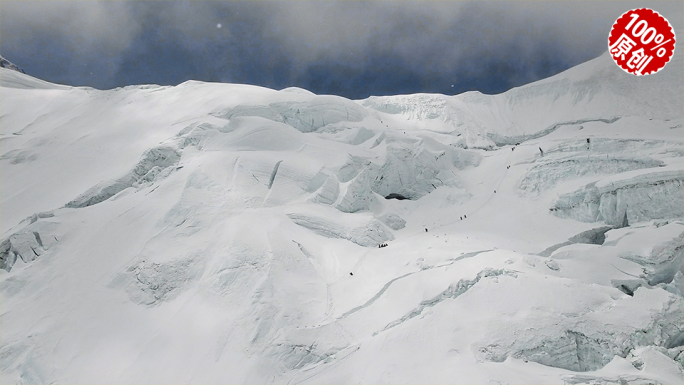 4K喜马拉雅山脉冒雪攀登珠峰的登山者们