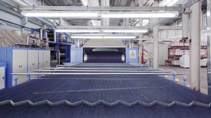 织布厂生产车间全自动织布机