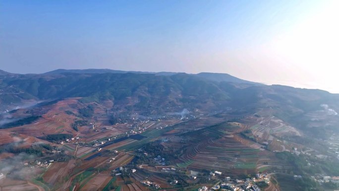 航拍湖泊美景田野大山浩瀚景致