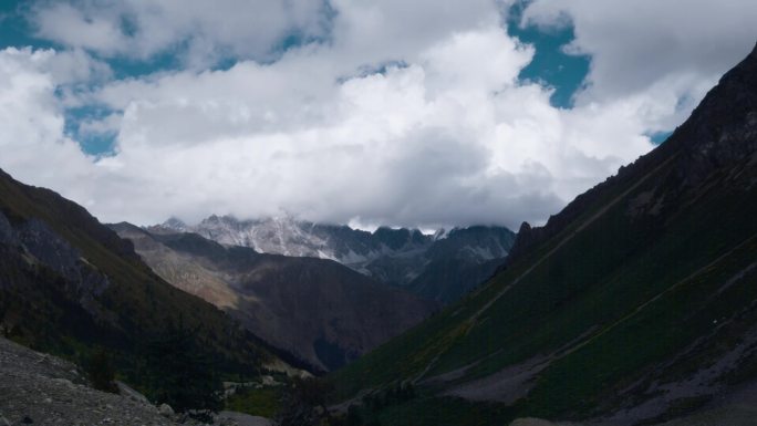 中国西部西藏风光延时视频高山阴影云雾变化