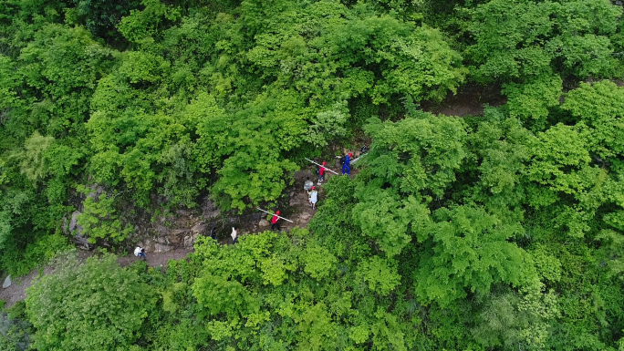 悬崖绝壁崎岖山路艰难跋涉