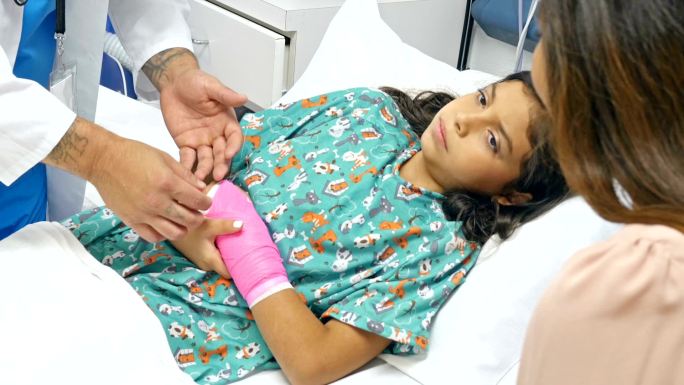 儿科医生解释伤害小女孩的程序