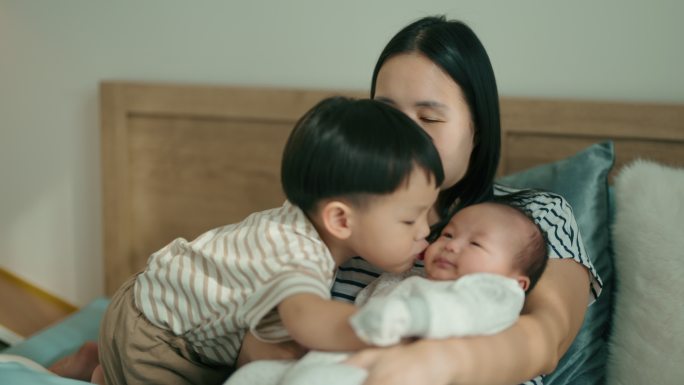 亚洲母亲与家中两个蹒跚学步的男婴的亲密时光