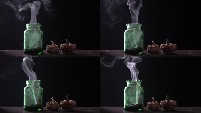 黑暗中南瓜和烟雾从绿色毒药瓶中冒出的4K视频