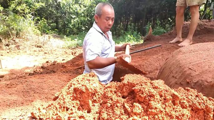 农民干活红土铲土锄头挖树坑泥坑黄泥刨泥