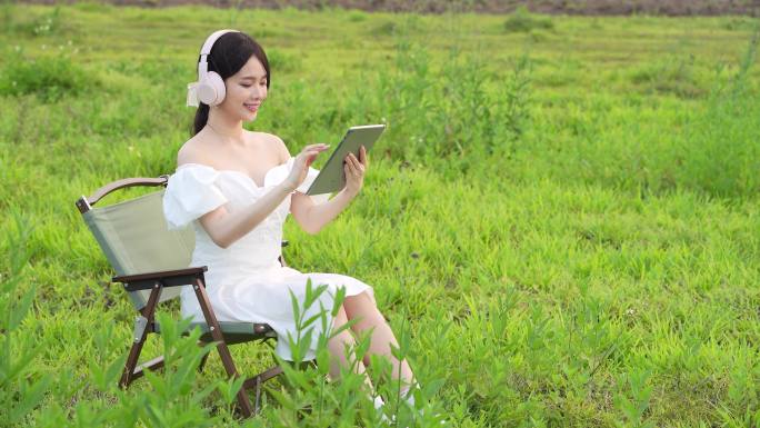 女孩在草原上听音乐
