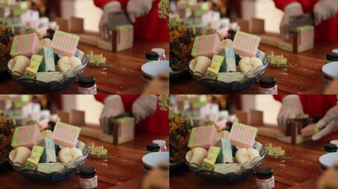 成熟的女人在家里把肥皂切成小块