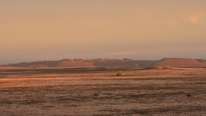 日落时分大卡鲁干旱丘陵上的风力发电厂