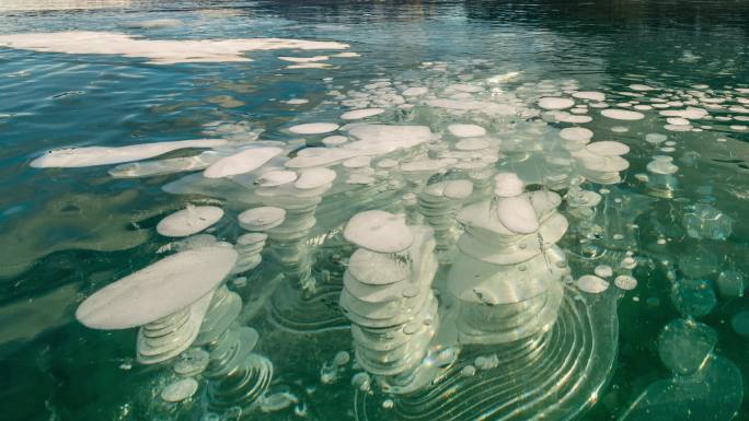 有气泡的亚伯拉罕湖冬季云景