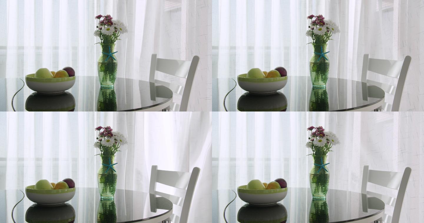 桌上的鲜花和水果阳台桌椅小清新
