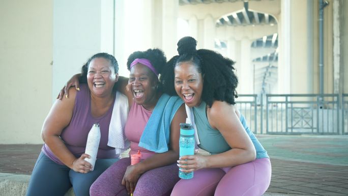 多种族女性在锻炼后坐在一起大喊大叫