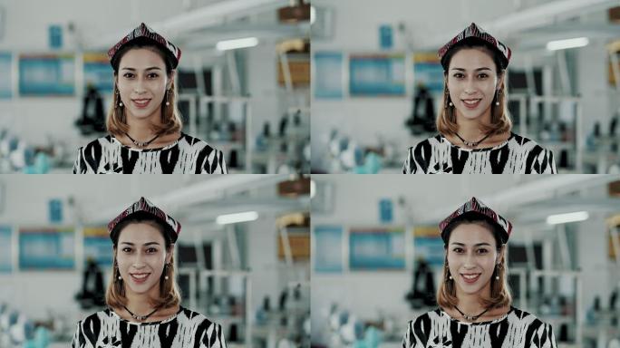 工厂里微笑的新疆少女