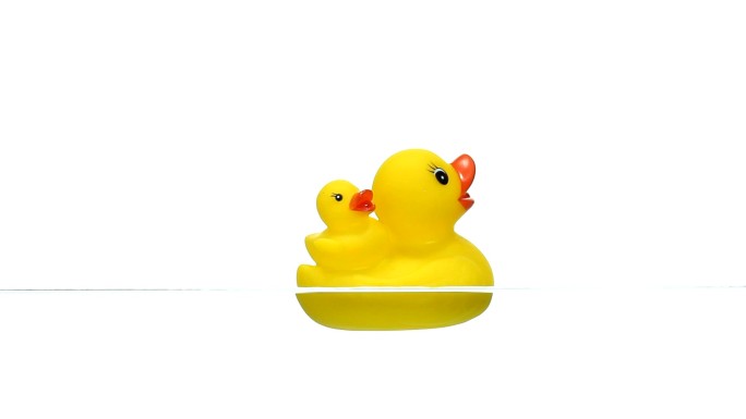 漂浮在水面上的黄色橡胶鸭