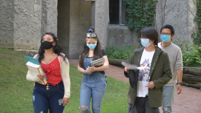 校园戴口罩的学生下课大学