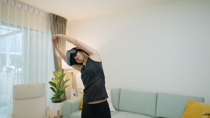 通过VR学习瑜伽的女性